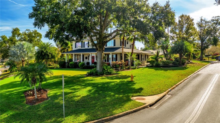 940 LAKE HOLLINGSWORTH DRIVE, LAKELAND, Florida 33803, 5 Bedrooms Bedrooms, ,6 BathroomsBathrooms,Residential,For Sale,LAKE HOLLINGSWORTH,L4927156
