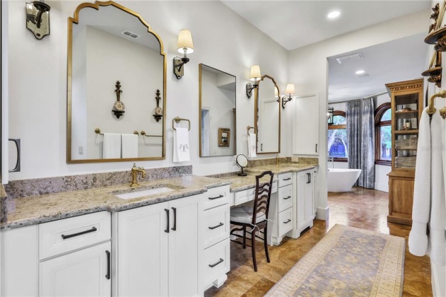 4015 COUNTRY CLUB ROAD, WINTER HAVEN, Florida 33881, 4 Bedrooms Bedrooms, ,4 BathroomsBathrooms,Residential,For Sale,COUNTRY CLUB,L4928297