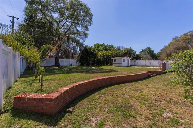 417 LAKE FLORENCE DRIVE, WINTER HAVEN, Florida 33884, 5 Bedrooms Bedrooms, ,4 BathroomsBathrooms,Residential,For Sale,LAKE FLORENCE,O6007694