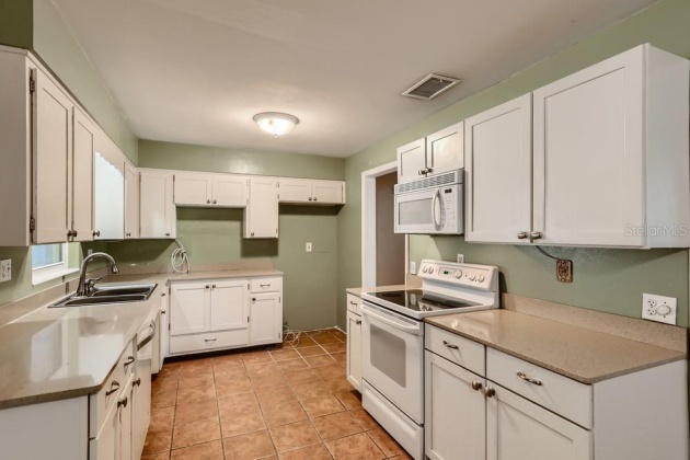 133 WHITMAN ROAD, WINTER HAVEN, Florida 33884, 3 Bedrooms Bedrooms, ,2 BathroomsBathrooms,Residential,For Sale,WHITMAN,W7842236