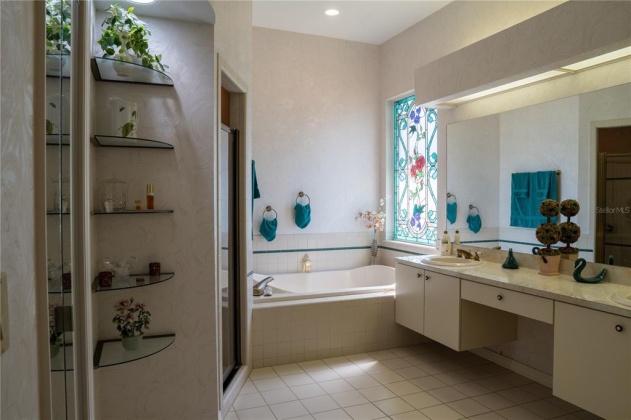 320 LOCHEN CIRCLE, WINTER HAVEN, Florida 33884, 3 Bedrooms Bedrooms, ,3 BathroomsBathrooms,Residential,For Sale,LOCHEN,P4917585