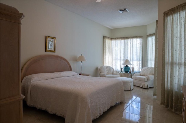 320 LOCHEN CIRCLE, WINTER HAVEN, Florida 33884, 3 Bedrooms Bedrooms, ,3 BathroomsBathrooms,Residential,For Sale,LOCHEN,P4917585