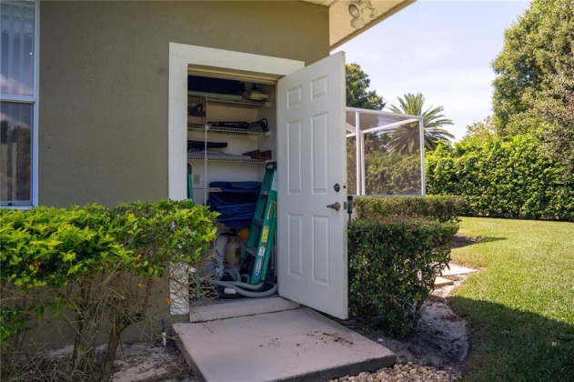 320 LOCHEN CIRCLE, WINTER HAVEN, Florida 33884, 3 Bedrooms Bedrooms, ,3 BathroomsBathrooms,Residential,For Sale,LOCHEN,P4917585